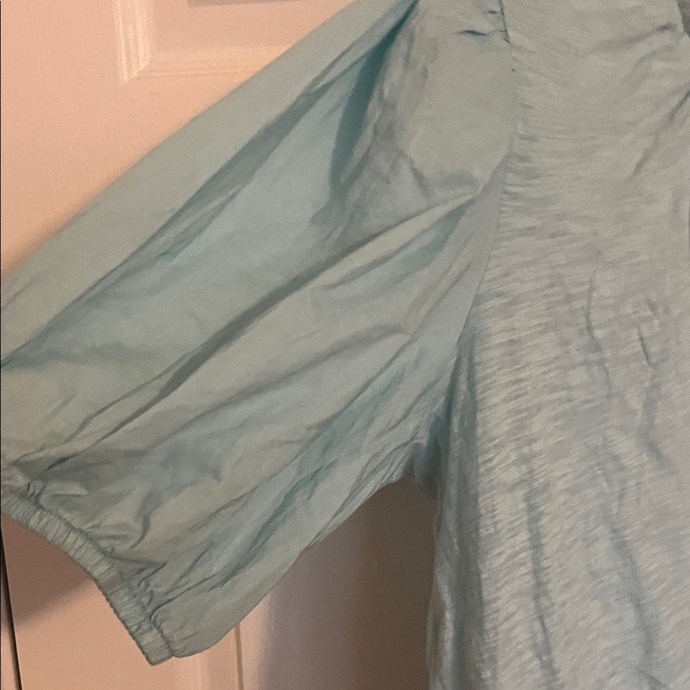 New Without Tags-Old Navy Key Hole Top with Puff Sleeves very cute - Picture 3 of 5